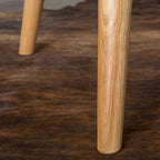 Moderna Poltrona a Orecchioni con Schienale Alto 32.5, Rivestita e Capitonnè, con Gambe in Legno di Caucciù