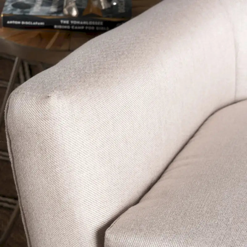 Moderna Poltrona a Orecchioni con Schienale Alto 32.5, Rivestita e Capitonnè, con Gambe in Legno di Caucciù