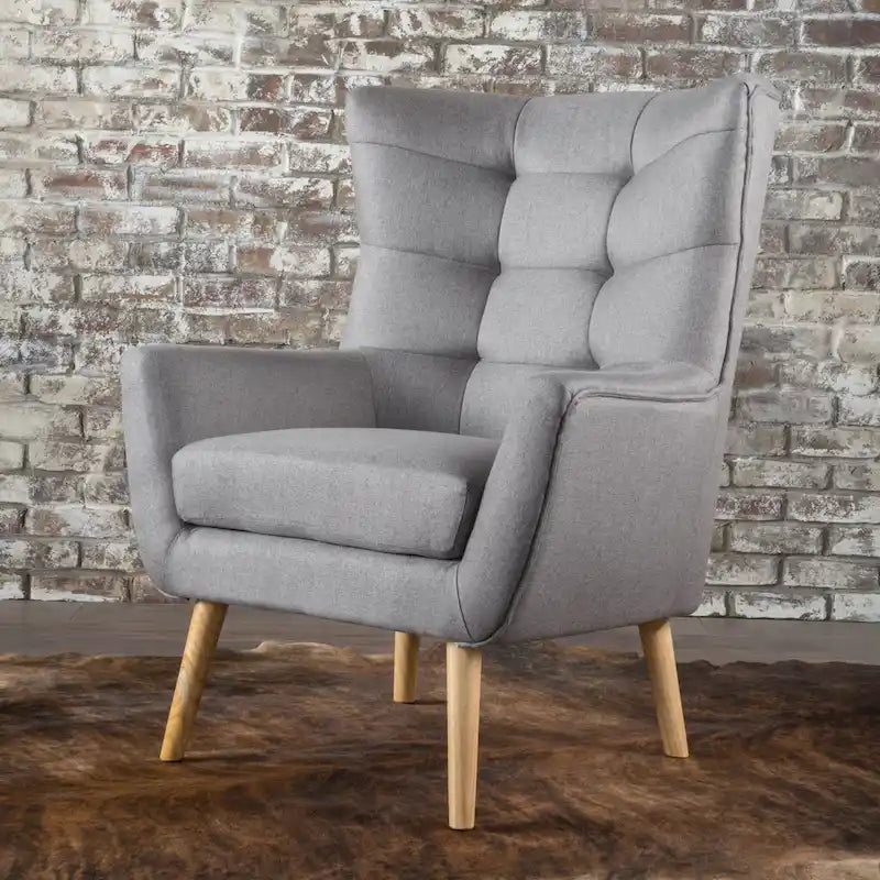 Moderna Poltrona a Orecchioni con Schienale Alto 32.5, Rivestita e Capitonnè, con Gambe in Legno di Caucciù
