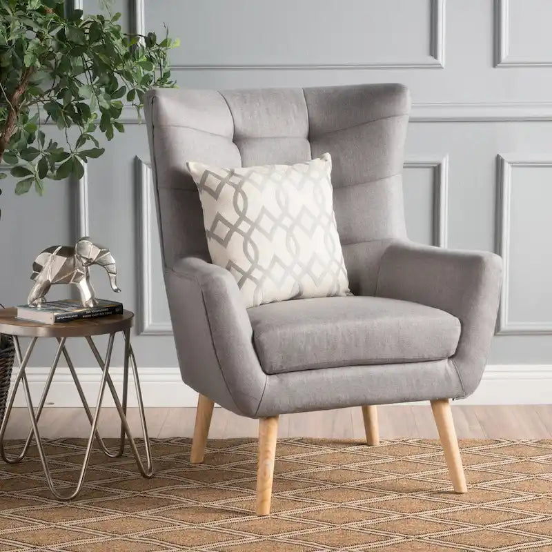 Moderna Poltrona a Orecchioni con Schienale Alto 32.5, Rivestita e Capitonnè, con Gambe in Legno di Caucciù
