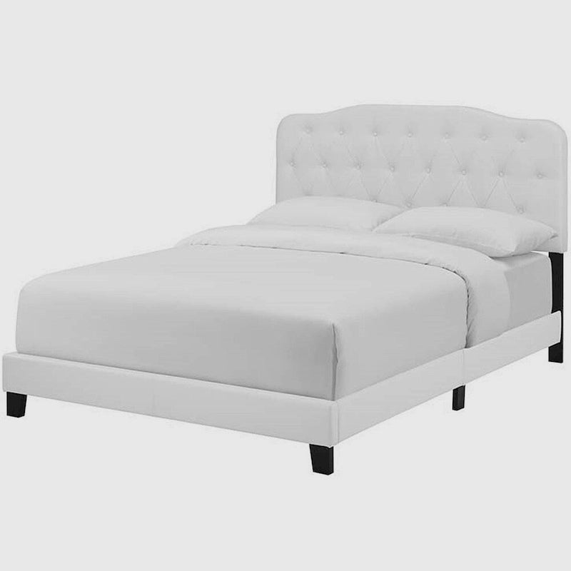Letto King a Piattaforma in Pelle con Testiera Trapuntata a Bottoni